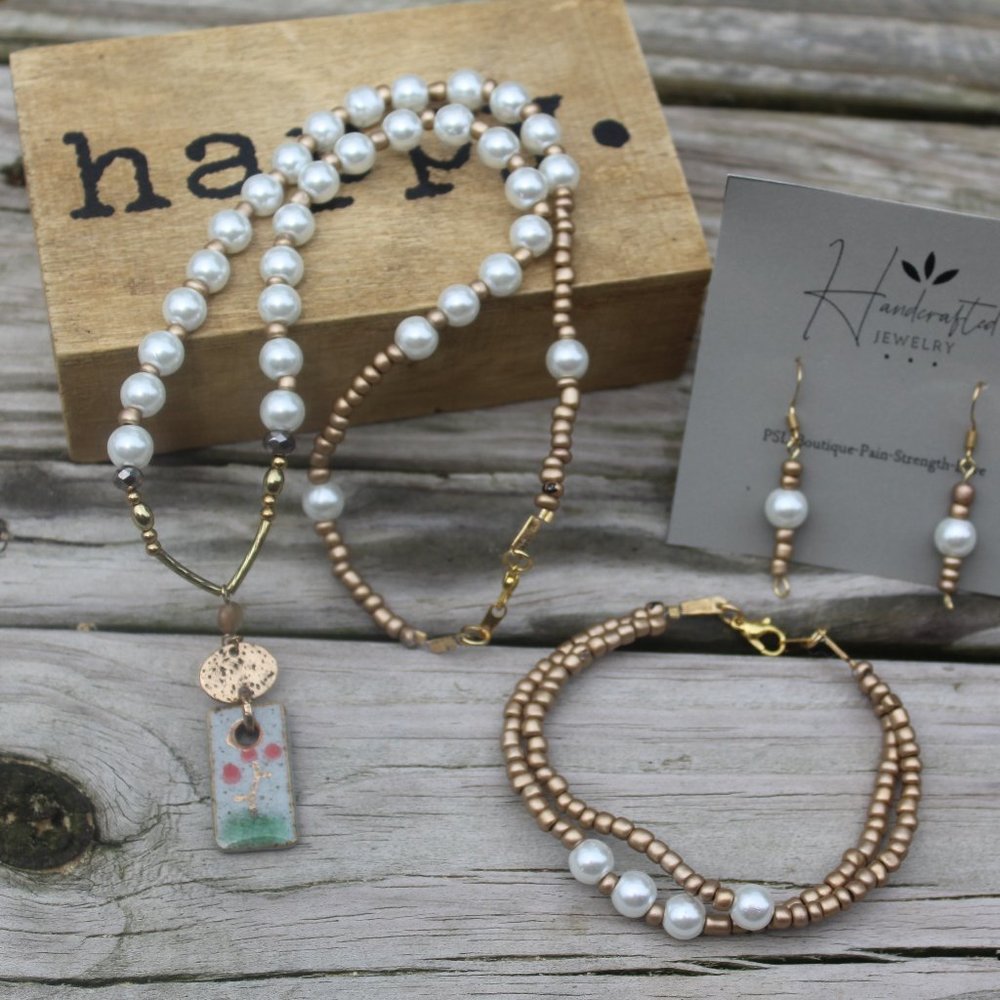 Handcrafted Pearl White and Gold Seed Bead Necklac